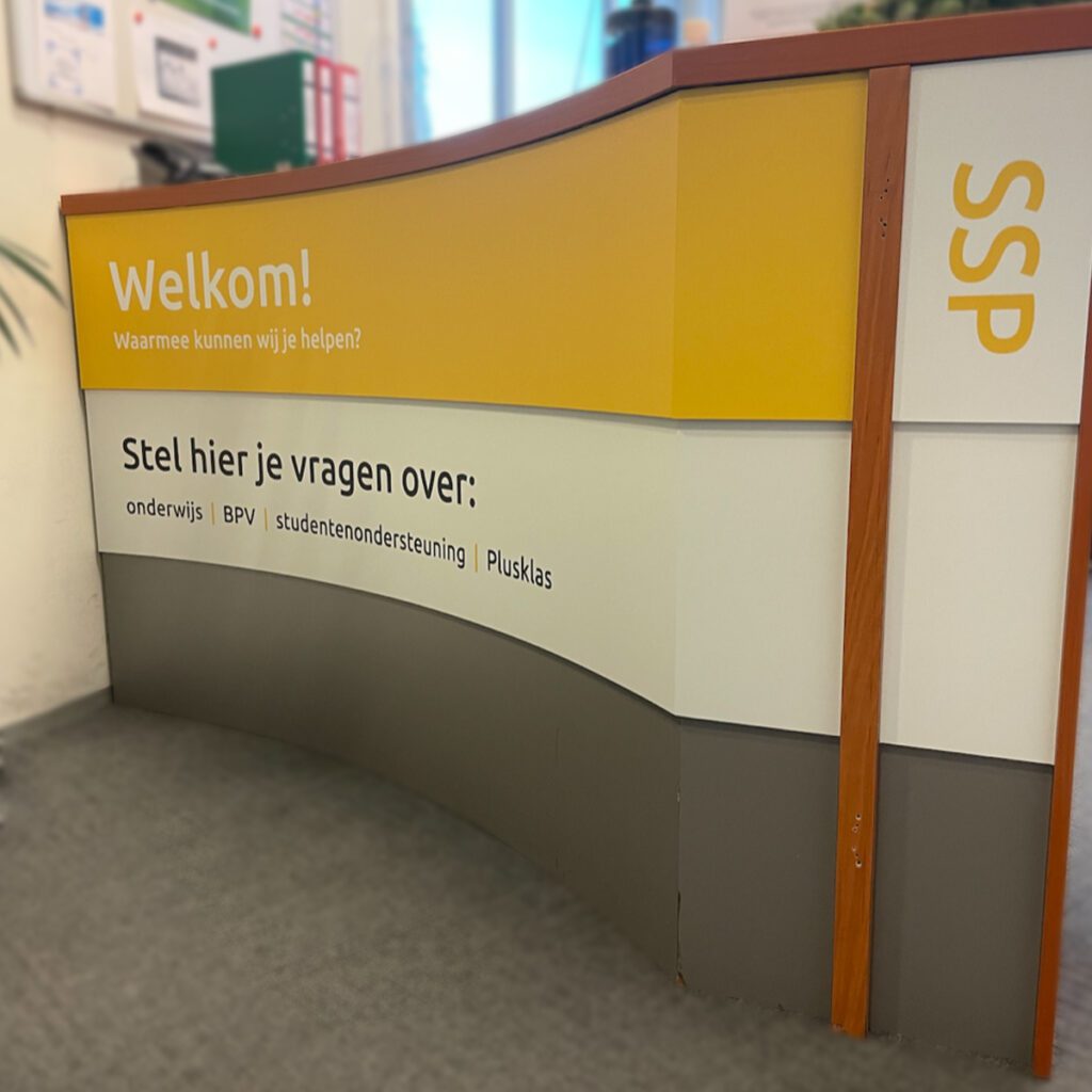 Zonecollege_signing_belettering_schoolgebouwen_balie