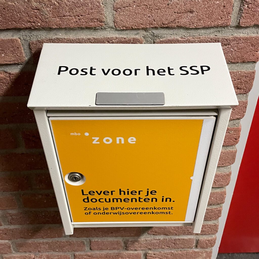 Zonecollege_signing_belettering_schoolgebouwen_brievenbus