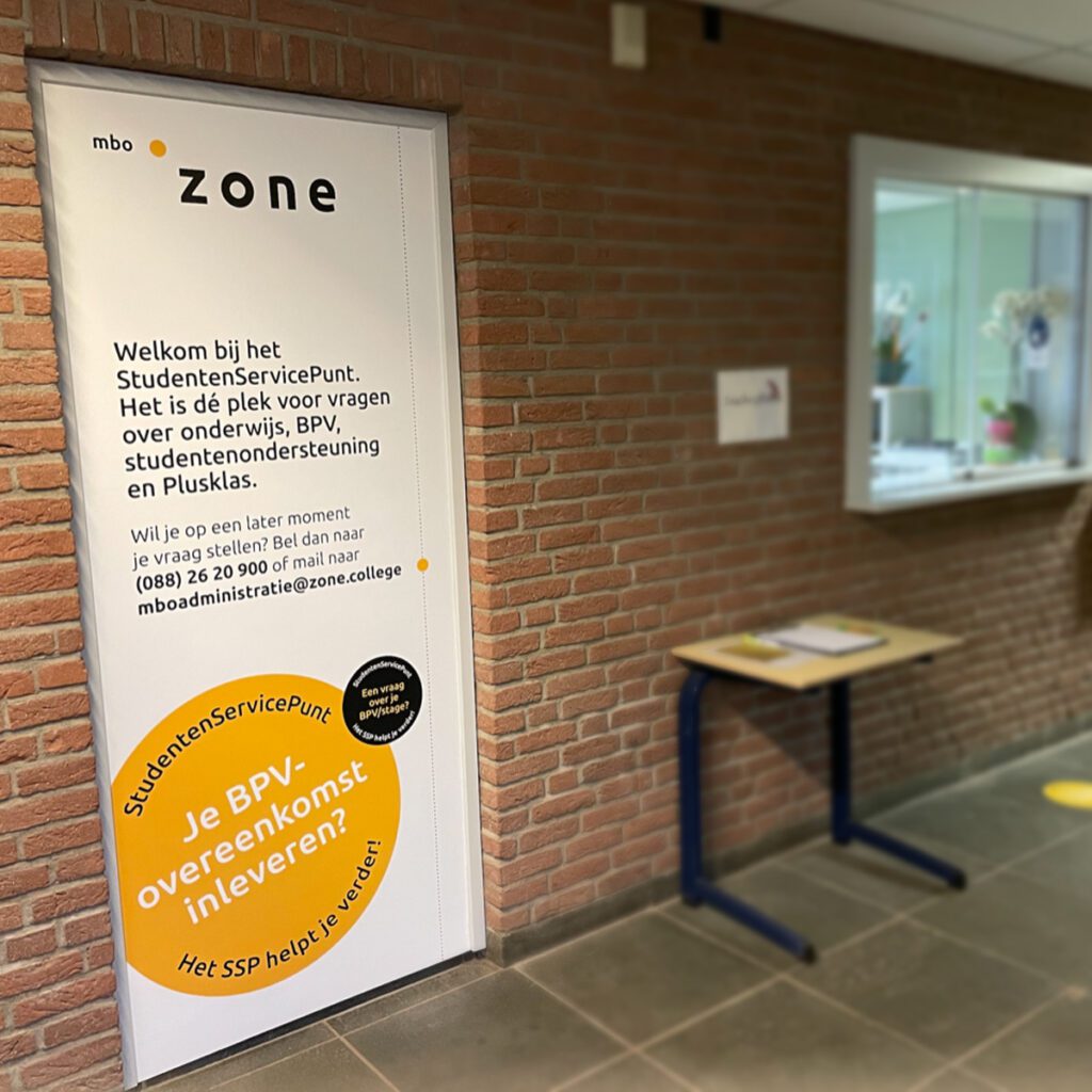 Zonecollege_signing_belettering_schoolgebouwen_deur