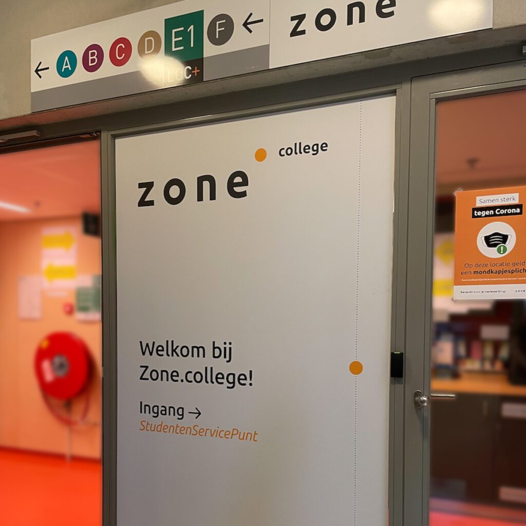 Zonecollege_signing_belettering_schoolgebouwen_entree