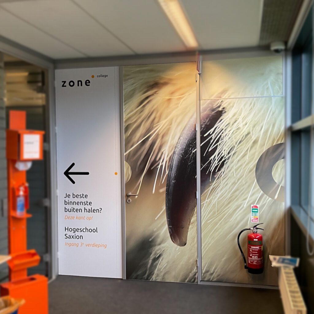 Zonecollege_signing_belettering_schoolgebouwen_wandbestickering