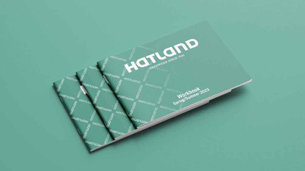 Summer Spring 2023 folder voor Hatland. Voorkant van de Folder in een groene kleur met de bedrijfsnaam en geometrische illustratie op de achtergrond.
