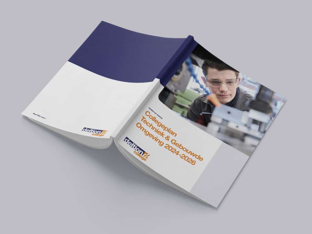 Strak vormgegeven brochure met blauw, oranje en wit als basiskleuren voor Deltion College.