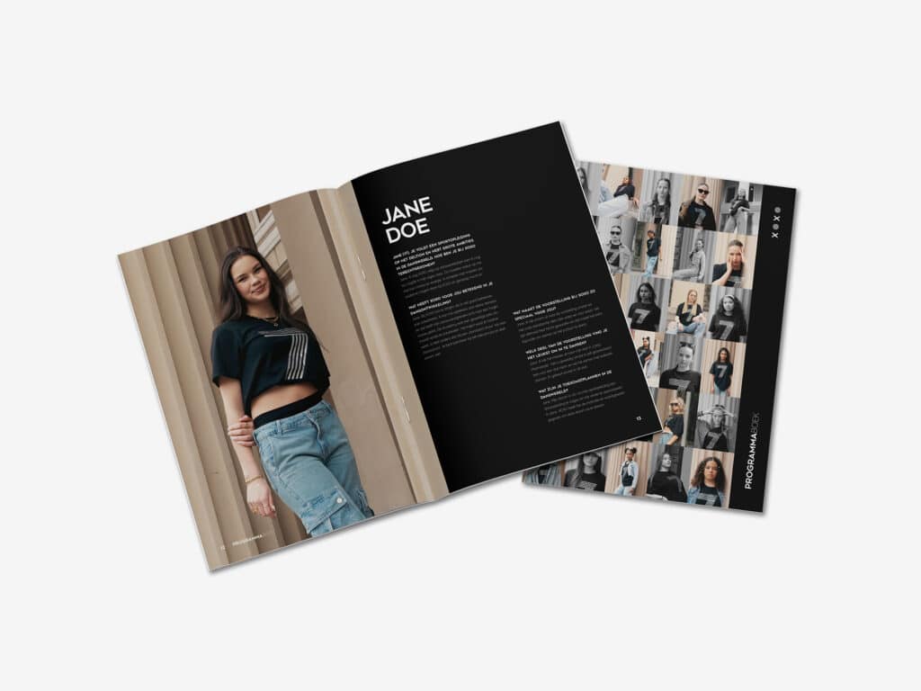 Zwart-witte brochure met grote foto's en strakke typografie, ontworpen voor XOXO Dance Collective met een moderne en stijlvolle uitstraling.