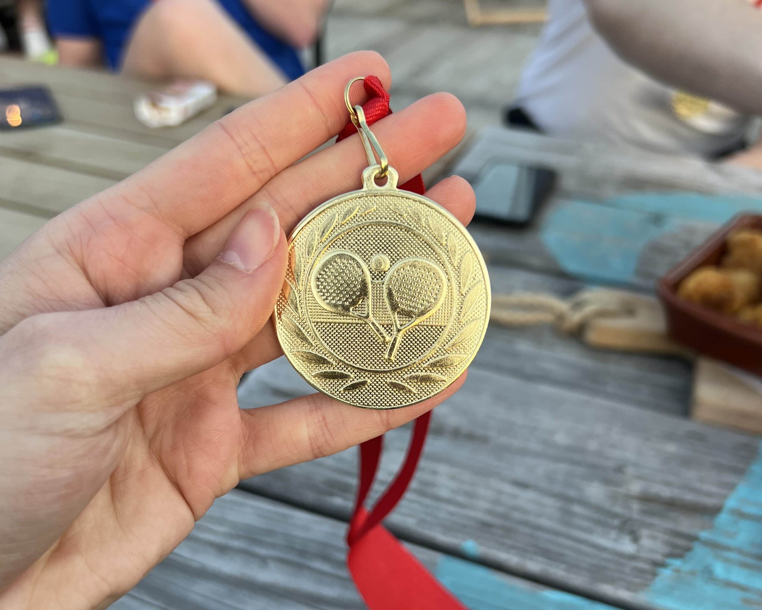 Een gouden medaille met rood lint, als troostprijs!