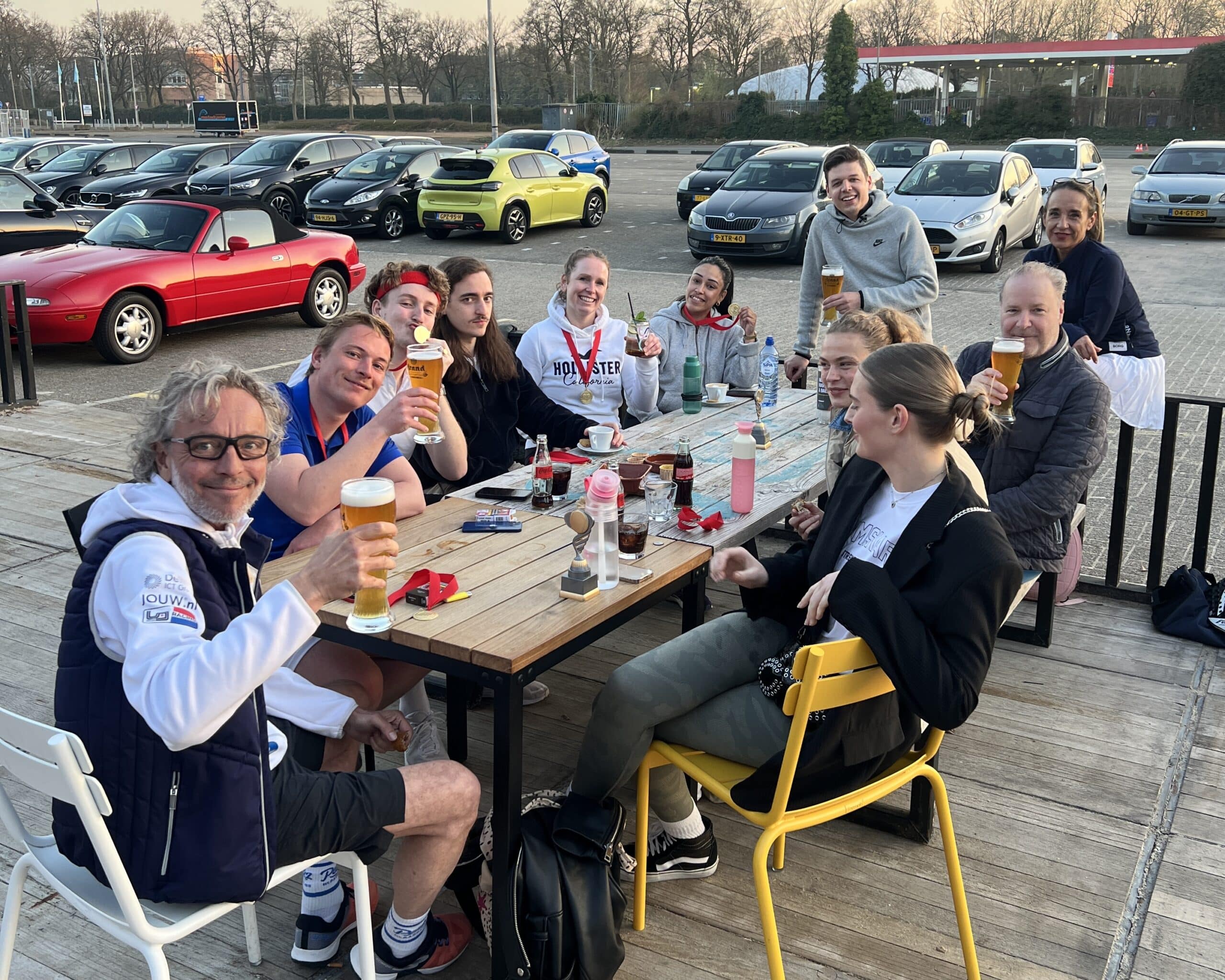 Het hele JOUW x Vormshop team op één foto na het padeluitje. Allemaal met een medaille en onder genot van bitterballen en drankjes.