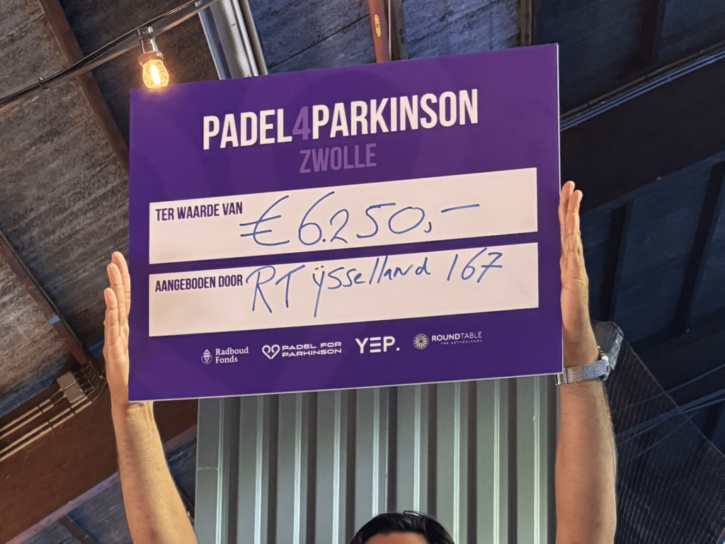 Paars Padel4Parkinson zwolle bord met de opbrengst van het toernooi € 6.250,- voor het Radboud Fonds wordt hoog gehouden